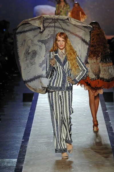 Look 16